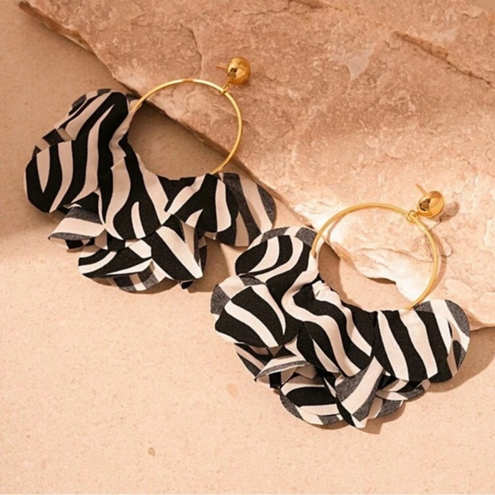 ✨ NEW Elegant Black and White Hoop Earrings - Picture 4 of 6